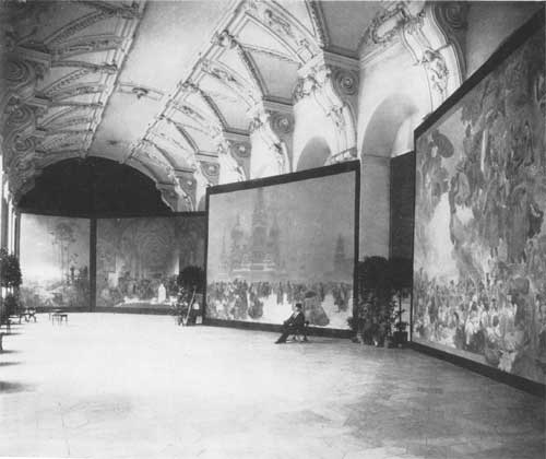 Альфонс Муха на выставке полотен из цикла «Славянский эпос». Фотография 1919 г.