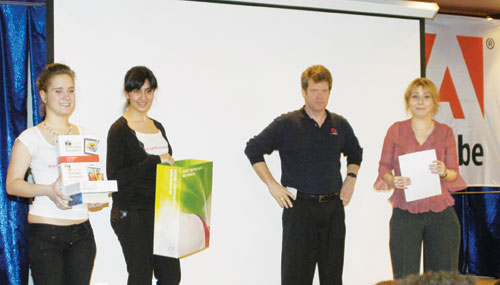 Директор по маркетингу компании Adobe Systems Ольга Мананникова (крайняя справа) вручает призы участникам семинара