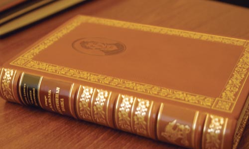 Книга «Шагреневая кожа» О. де Бальзака из серии «Фамильная библиотека». В этом издании интересно то, что переплет выполнен тоже из натуральной шагреневой кожи