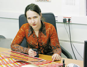 Наталья Машинцева, технолог фирмы «ЭПО» за проверкой качества пробного оттиска одной из лотерей