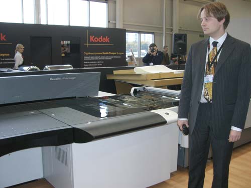 Специалист по решениям для упаковочной отрасли ООО «Кодак» Сергей Томиловский знакомит посетителей с системой Kodak Flexel NX Wide