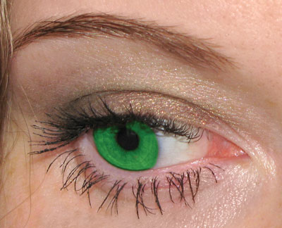 Рис. 1. Результаты перекраски радужной оболочки глаза инструментом Замена цвета: а — исходное изображение; б — режим Цветность;