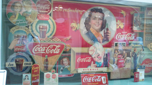 Рис. 7. Стенд, посвященный истории бренда Coca-Cola, на выставке, проходившей в ГУМе летом этого года
