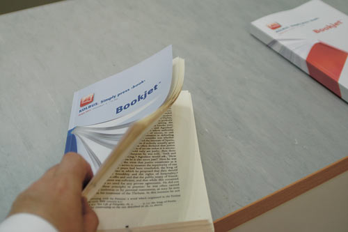 Рис. 6. Фрагмент (модуль) линии для изготовления брошюр от KOLBUS — KM BookJet Edition (а) и пример готовой цифровой брошюры (б). Книжные блоки могут иметь толщину от 2 до 60 мм