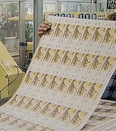 Теперь уже «старая» банкнота номиналом 100 рублей с изображением Большого театра — от печатного листа до упаковки