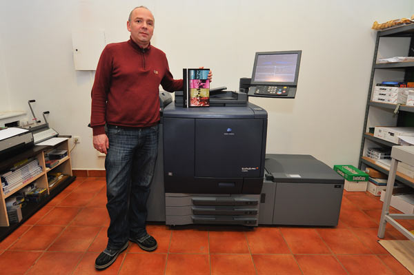 Максим Фетисов демонстрирует фотокнигу, отпечатанную на цифровой печатной машине Konica Minolta bizhub PRO C6000L