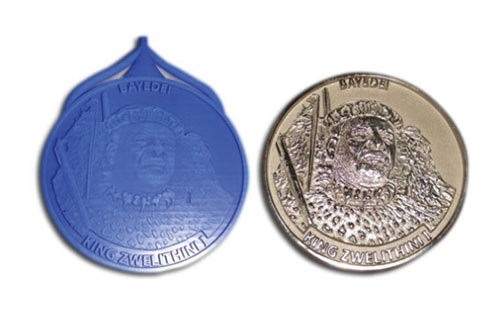 Трехмерная копия монеты (оригинал справа), изготовленная на 3D-принтере ProJet 3500 CP