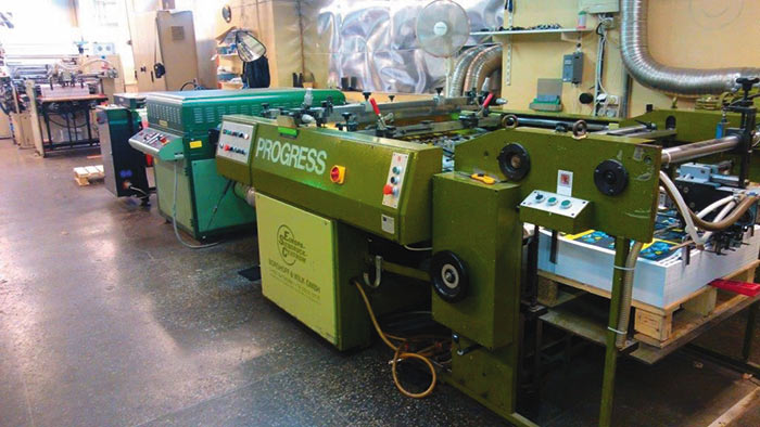 Рис. 3. Трафаретная печатная машина Progress 5371 с УФ-сушкой (на заднем плане)