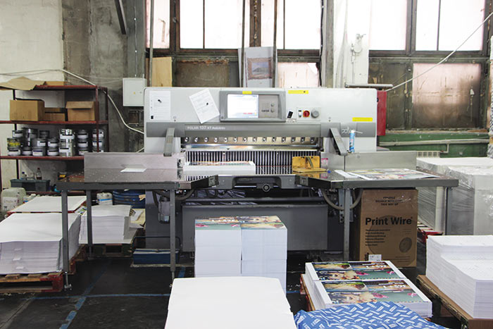 Бумагорезальная машина Polar 137 XT Autotrim предыдущего поколения активно эксплуатируется в типографии