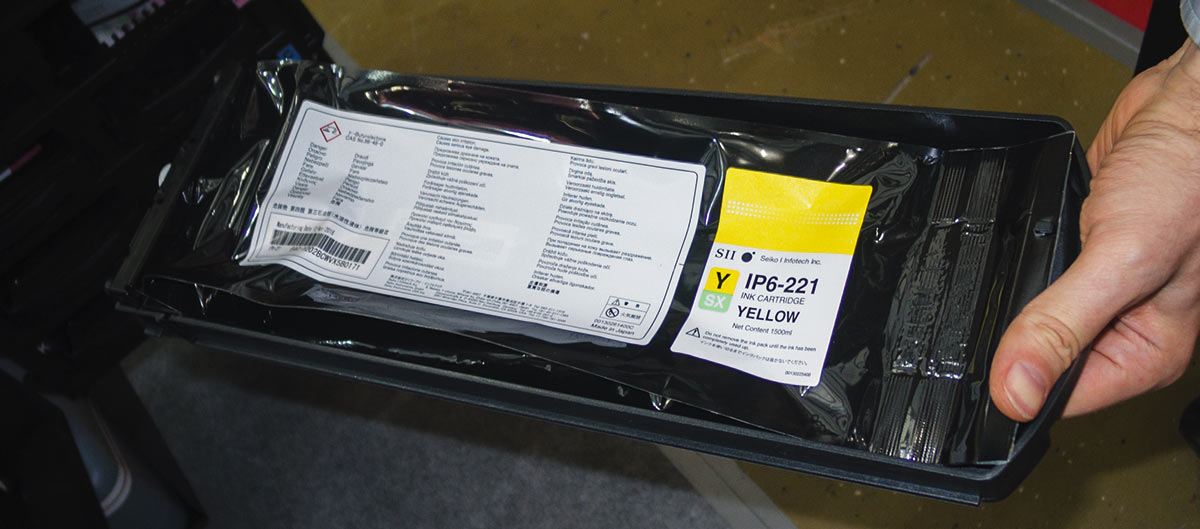 Пакет с желтыми чернилами, установленный в пластиковый поддон