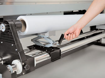 При необходимости принтер можно доукомплектовать специальными домкратами, облегчающими процедуру установки рулона