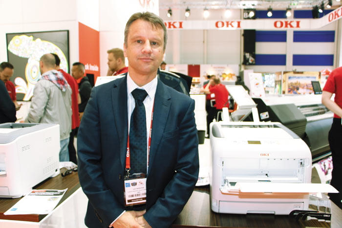 Ли Вебстер (Lee Webster), генеральный менеджер OKI EUROPE по продуктовому маркетингу, с новым принтером с белым тонером формата А3 — OKI Pro8432WT 
