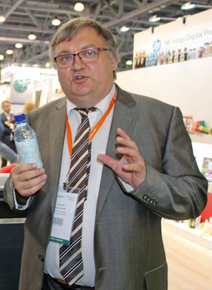 Директор по развитию бизнеса компании «НИССА Центрум» Михаил Кувшинов с образцом использования краски HP Electroink Silver для производства фирменных бутылок с водой