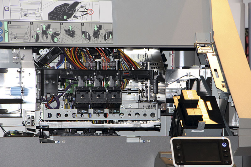У принтеров Pro L5130е/5160e печатная каретка крепится на двух направляющих