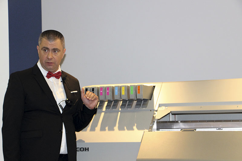 Виталий Леус, продакт-менеджер по широкоформатным решениям «РИКО Рус», наглядно продемонстрировал возможности нового широкоформатного принтера Ricoh Pro L5160e