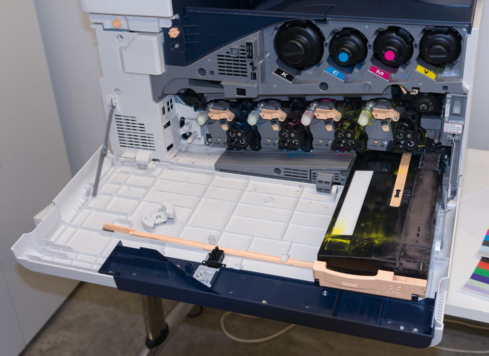 Конструкция принтера обеспечивает удобный доступ ко всем расходным материалам