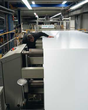 Проверка качества бумаги на одной из фабрик M-Real (фото: M-Real Image Bank)