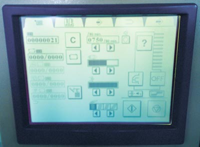 Все необходимые операции по настройке показываются на экранах, при этом интерфейс разработан так, что знание иностранного языка не требуется, — используются только цифры, пиктограммы и рисунки