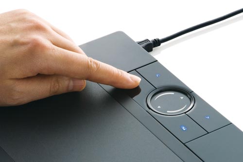 На корпусе планшета размещены четыре программируемые клавиши ExpressKeys и сенсорное кольцо Touch Ring