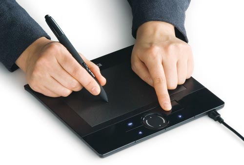 Не очень логичное расположение клавиш ExpressKeys на планшете иногда создает неудобства: левая рука загораживает часть рабочей области