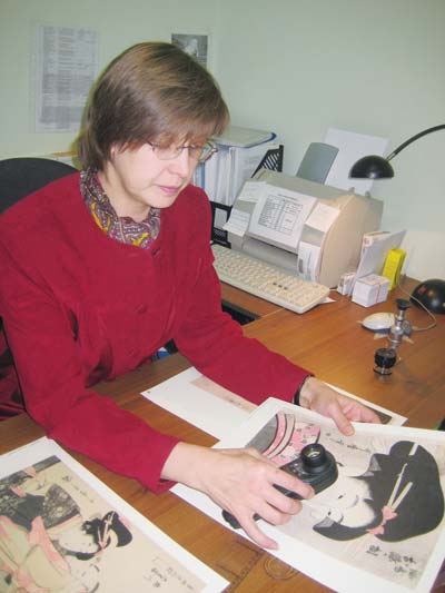 Главный технолог ЗАО «ЭПО» И.П.Белоусова контролирует тиражный лист японской гравюры