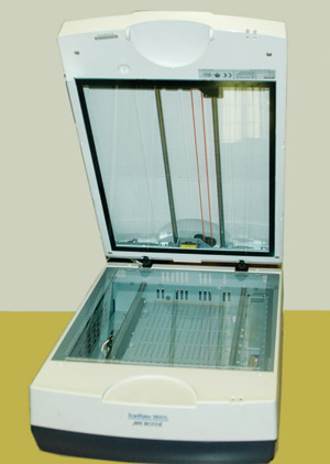 Рис. 4. Сканер марки ScanMaker 9800XL (MICROTEK), установленный в редакции журнала КомпьюАрт, укомплектован слайд-модулем (размещен в крышке), имеющим свой источник света