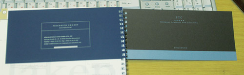 Буклет выполнен на бумаге RELEX различных цветов. Слева показана визитная карточка, а справа — приглашение (офсетная печать серебряной краской)
