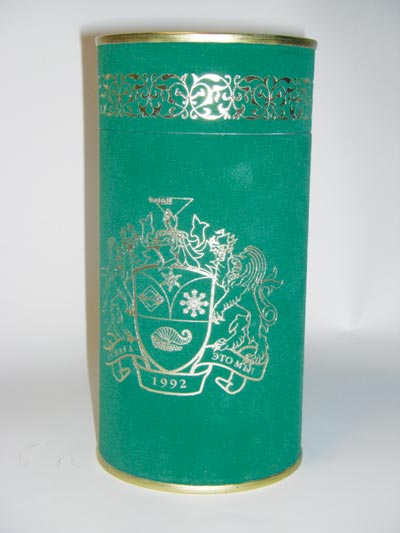 Подарочная туба с чаем. Материал — Flock Velours Paper, темно-зеленый 2013, 185 г/м2. Тиснение фольгой KURZ