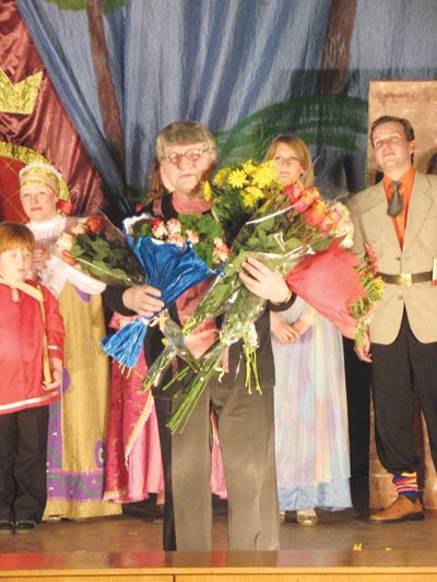 На сцене режиссер Г.И.Мишевич, актеры — выпускники разных лет и их дети