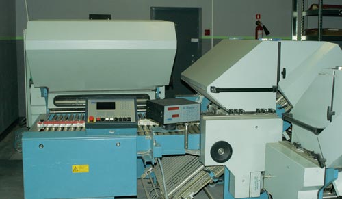 Фальцевальная машина MBO T 800 FP 800 имеет три фальцевальные кассетные секции. Максимальная ширина листа — 880 мм