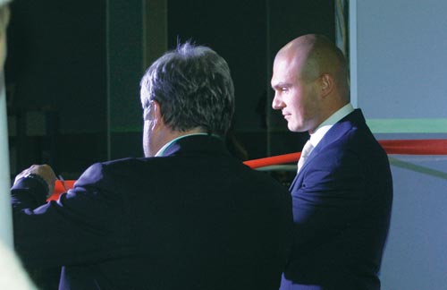 Михаил Сенаторов (справа) разрезает красную ленточку, и цех начинает работу