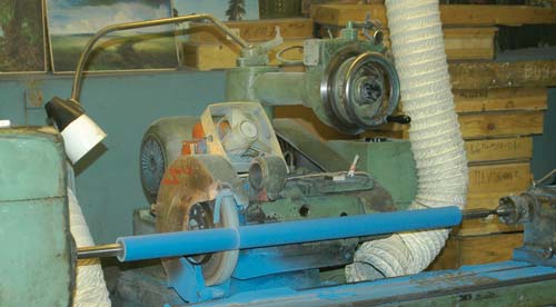 На шлифовальном станке проводится механическая обработка валика