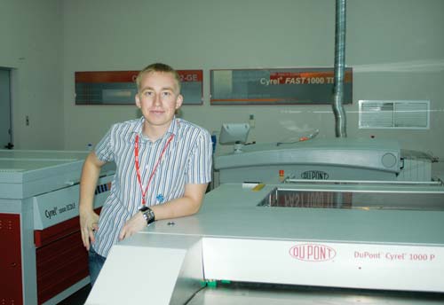 Выпускник МГУП Александр Косачев работает на оборудовании Технологического центра компании DuPont 