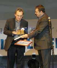 Ведущий церемонии награждения Сергей Тарубаров (слева) вручает диплом «Мэтр Полиграфии» Михаилу Аппалонову