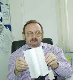Владимир Орлов на примере листа обычной офисной бумаги показывает различные виды фальцовки
