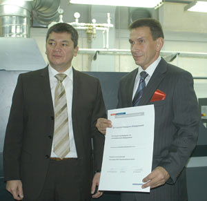 Генеральный директор «Тверской фабрики печати» Евгений Жуков (справа) и генеральный директор «Гейдельберг-СНГ» 