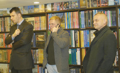 Слева направо: глава ОНЭКСИМа Михаил Прохоров, который поддержал проект, журналист Андрей Колесников 
и фотограф Дмитрий Азаров