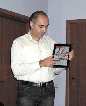 Альберт Смирнов демонстрирует журнал Cosmopolitan на iPad