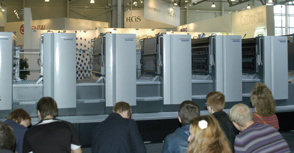 Рис. 2. Гости выставки ждут начала презентации о возможностях листовой офсетной печатной машины Speedmaster CX102-6+LX на стенде «Гейдельберг-СНГ»