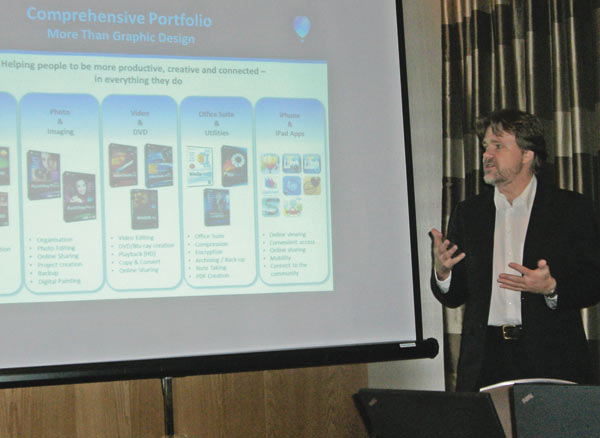 Петер Нордвалл представляет Corel PaintShop Pro X4 на российском рынке, попутно рассказывая о ключевых направлениях развития компании