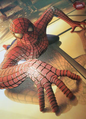 Вид мерзкой на ощупь кожи человека-паука на плакате стимулирует семейный поход в 3D-кинотеатр
