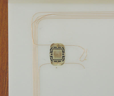 Рис. 4. Фрагмент конструкции (инлеты) с микросхемой (чипом) и антенной, применяемой в биометрическом загранпаспорте гражданина России