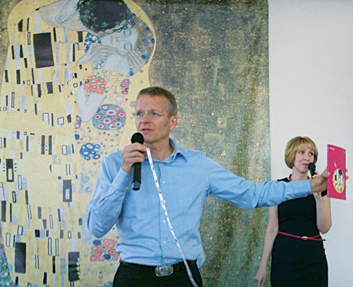 Владелец фабрики Gmund  и создатель  коллекции The Kiss Флориан Колер (Florian Kohler) на фоне баннера, наверное, с самой известной картиной Густава Климта