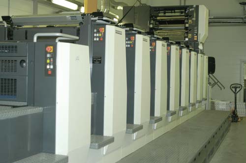 Для печатной машины Komori Lithrone SX729+C+UV+CF в типографии «Вайолет-Принт» отведено относительно небольшое помещение