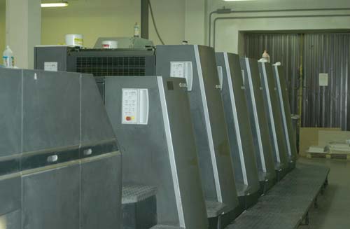 Рис. 1. На офсетной печатной машине второго формата Heidelberg CD-74-5+L работают печатники, имеющие 7-й квалификационный разряд