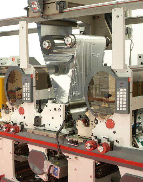Рис. 11. Комбинированная машина Varyflex V2 для флексопечати и отделки картонных коробок на стенде производителя — фирмы OMET: 