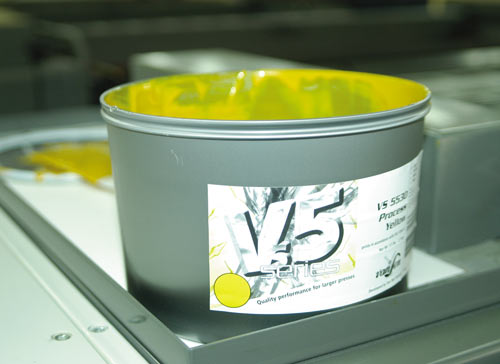 Для демонстрационной печати использовалась краска фирмы Van Son серии Vs5 и офсетная бумага плотностью 80 г/м2 производства Сыктывкарского бумкомбината
