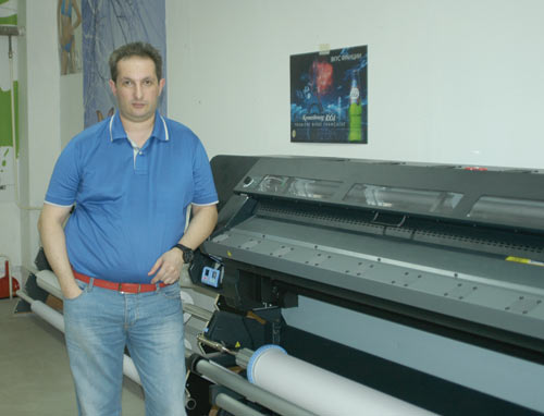 Генеральный директор рекламно-производственной фирмы «Дельфин» Игорь Лащёв рядом с новым широкоформатным принтером HP 28500