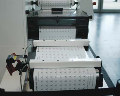 Рис. 13. Струйная печать на оборудовании компании Domino — рулонный нумерационный принтер N600i