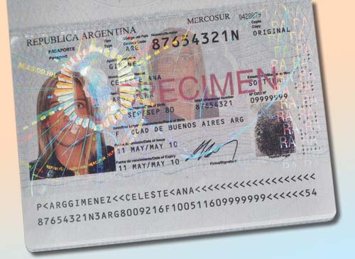 Рис. 4. Персональная страница паспорта гражданина Аргентины с прозрачной кинеграммой ТКО (а) и персонализированная бумажная страница паспорта гражданина Тайваня, защищенная ламинационной пленкой с кинеграммами ZERO (б)
